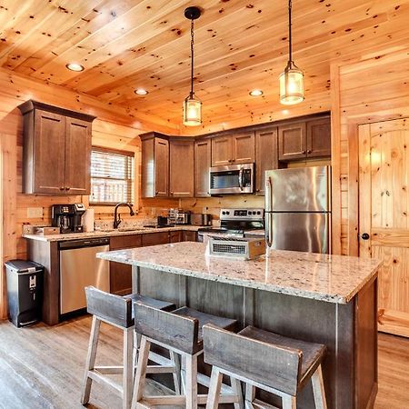 Gatlinburg Cabin With Private Hot Tub By Staycating Екстер'єр фото