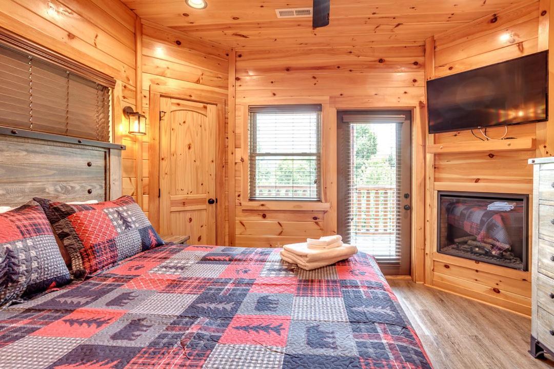 Gatlinburg Cabin With Private Hot Tub By Staycating Екстер'єр фото