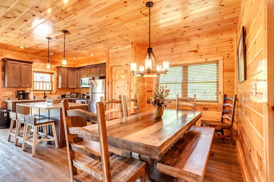 Gatlinburg Cabin With Private Hot Tub By Staycating Екстер'єр фото