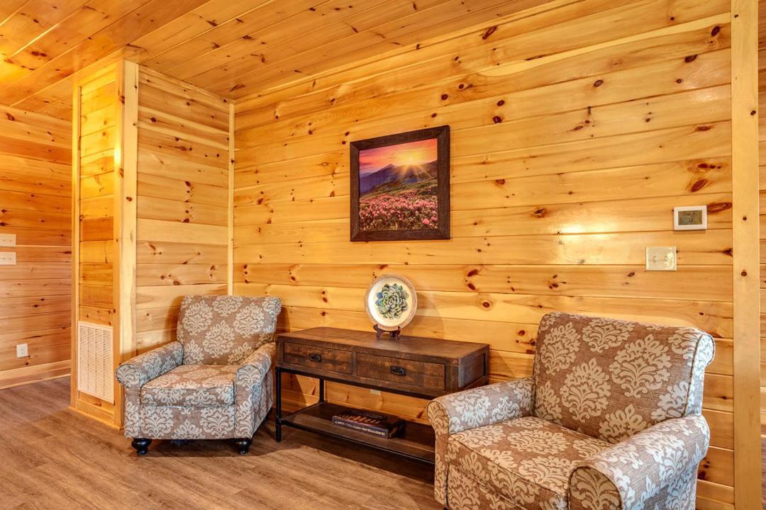 Gatlinburg Cabin With Private Hot Tub By Staycating Екстер'єр фото