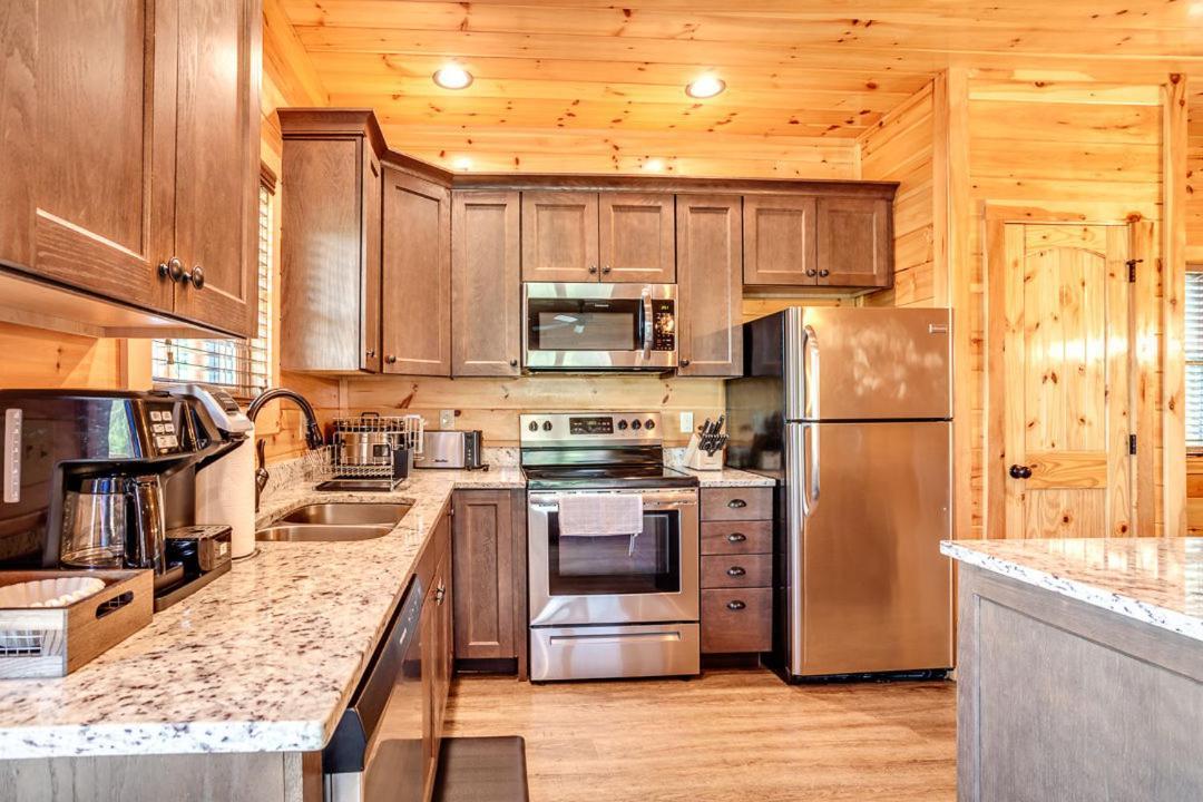 Gatlinburg Cabin With Private Hot Tub By Staycating Екстер'єр фото