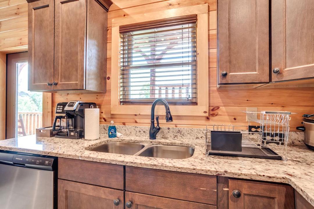 Gatlinburg Cabin With Private Hot Tub By Staycating Екстер'єр фото