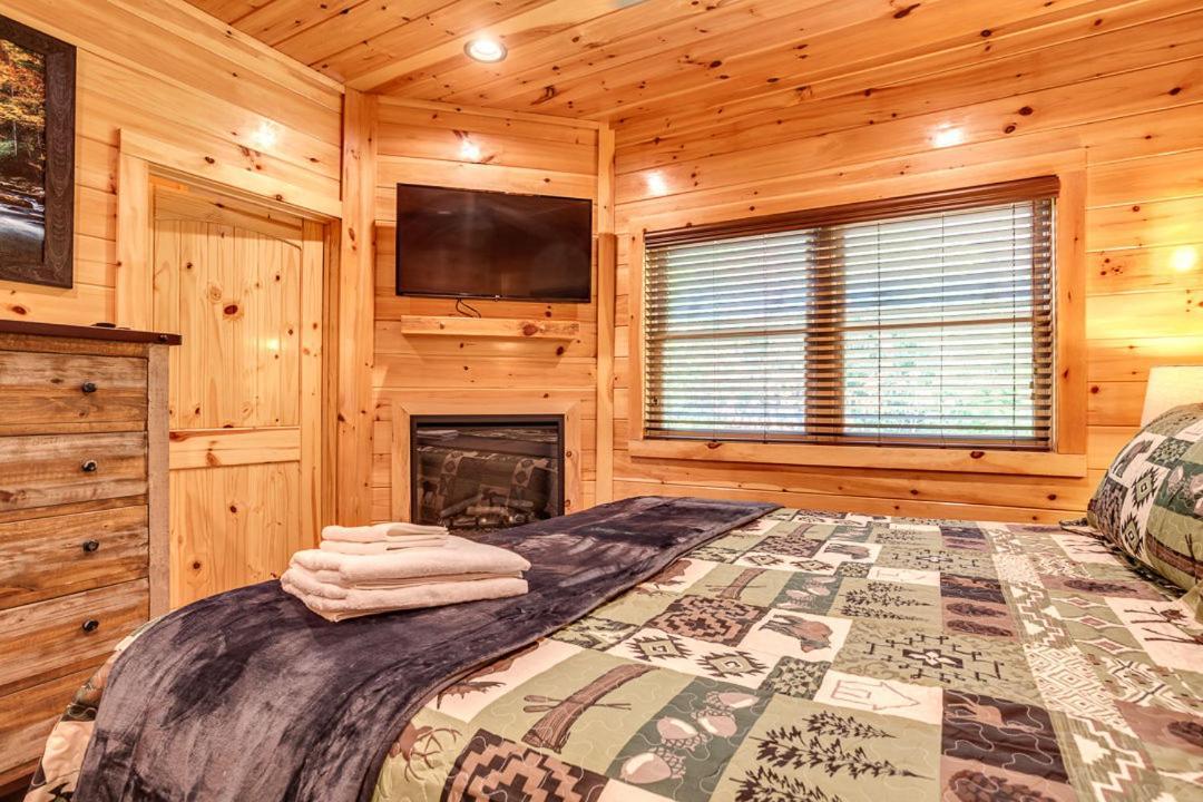 Gatlinburg Cabin With Private Hot Tub By Staycating Екстер'єр фото
