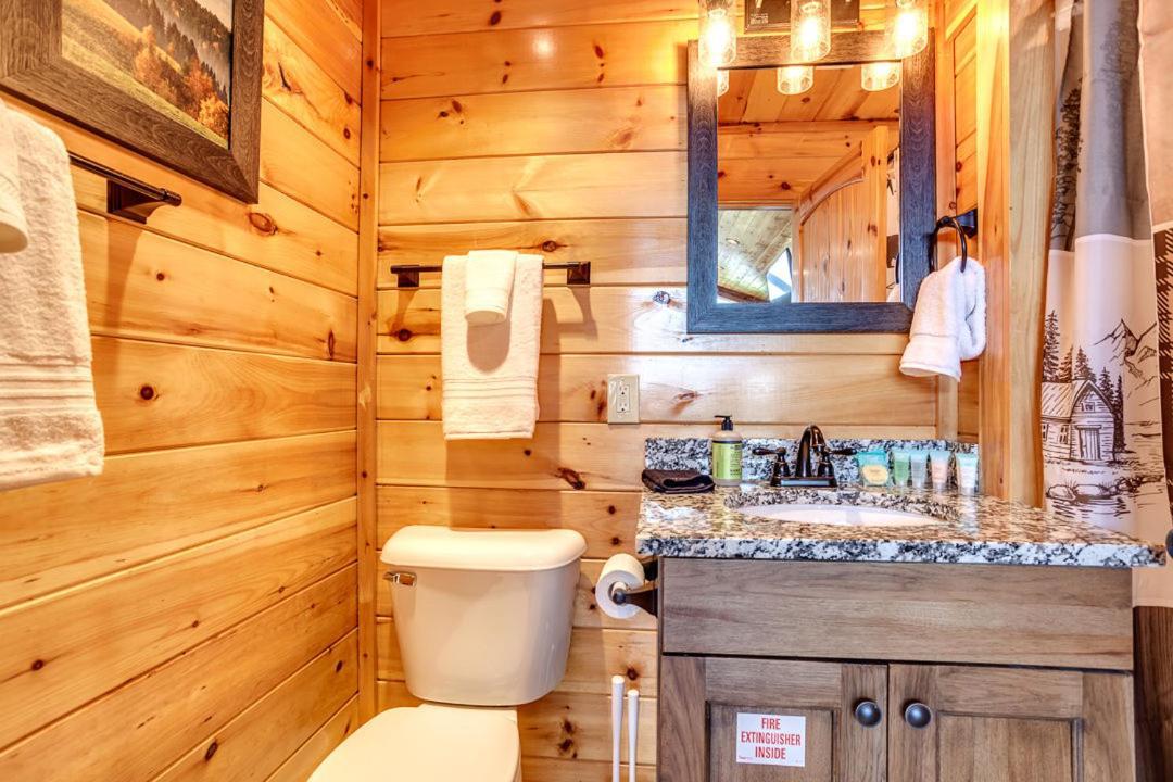 Gatlinburg Cabin With Private Hot Tub By Staycating Екстер'єр фото